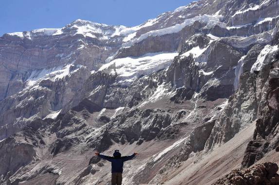 Prestando a devida reverência à imponente parede sul do Aconcágua, a 4.300 metros de altitude, na região de Mendoza, no oeste da Argentina